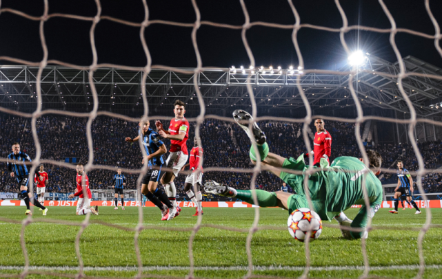  曼联防线送礼，B费补时绝平救主  